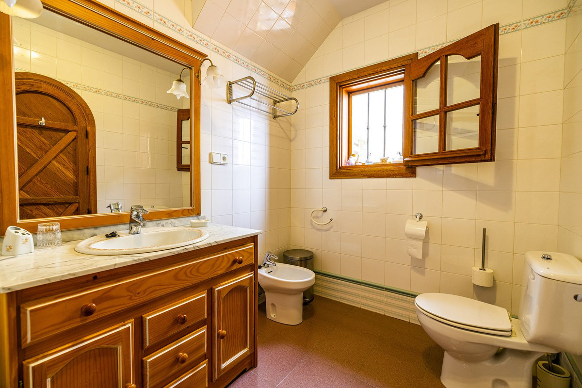 5 Bed Townhouse for sale in Cómpeta Costa Del Sol East, Málaga, Spain