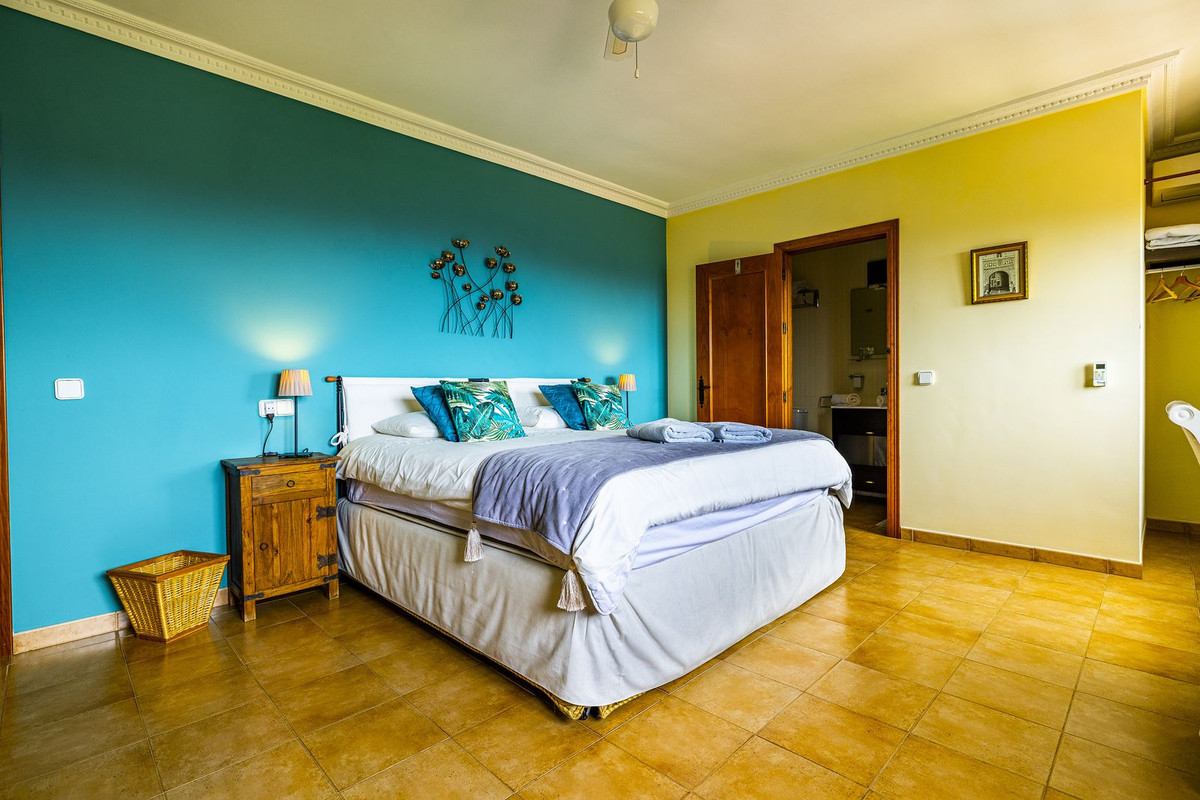 5 Bed Townhouse for sale in Cómpeta Costa Del Sol East, Málaga, Spain