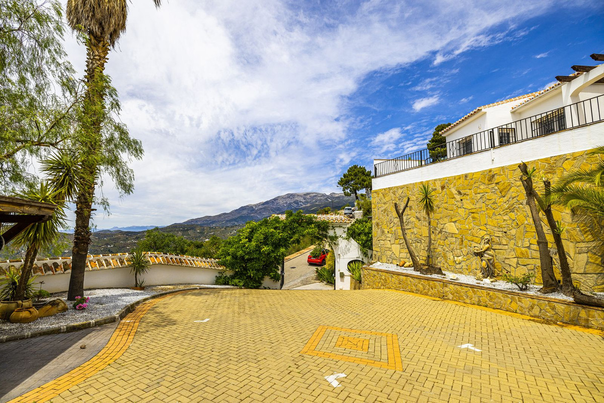5 Bed Townhouse for sale in Cómpeta Costa Del Sol East, Málaga, Spain
