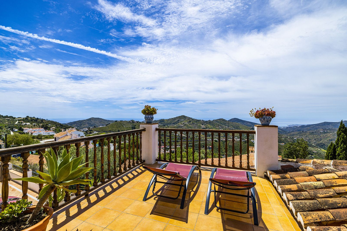 5 Bed Townhouse for sale in Cómpeta Costa Del Sol East, Málaga, Spain