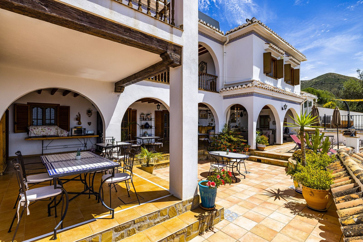 5 Bed Townhouse for sale in Cómpeta Costa Del Sol East, Málaga, Spain