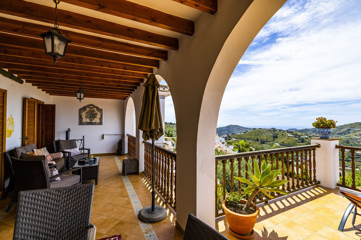 5 Bed Townhouse for sale in Cómpeta Costa Del Sol East, Málaga, Spain