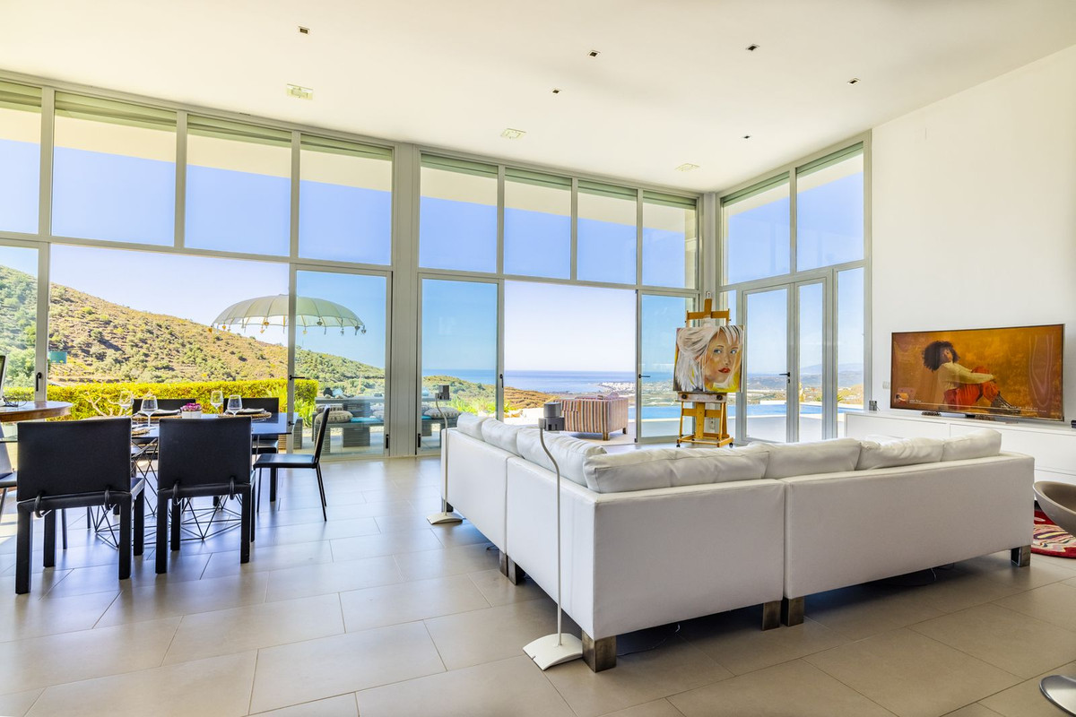 4 Bed Townhouse for sale in Sayalonga Costa Del Sol East, Málaga, Spain