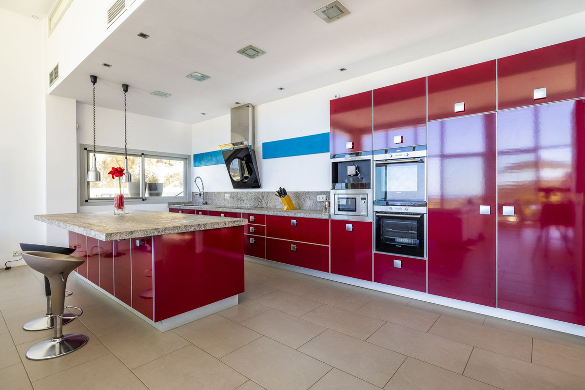 4 Bed Townhouse for sale in Sayalonga Costa Del Sol East, Málaga, Spain