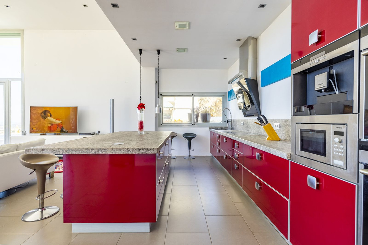 4 Bed Townhouse for sale in Sayalonga Costa Del Sol East, Málaga, Spain