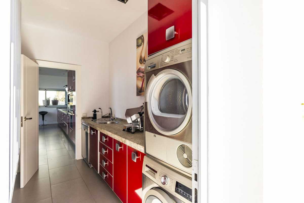 4 Bed Townhouse for sale in Sayalonga Costa Del Sol East, Málaga, Spain