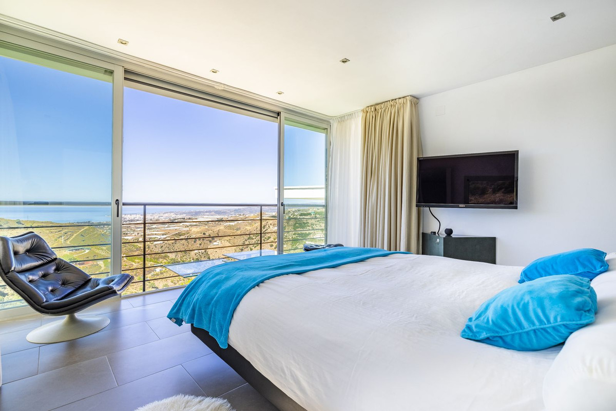 4 Bed Townhouse for sale in Sayalonga Costa Del Sol East, Málaga, Spain