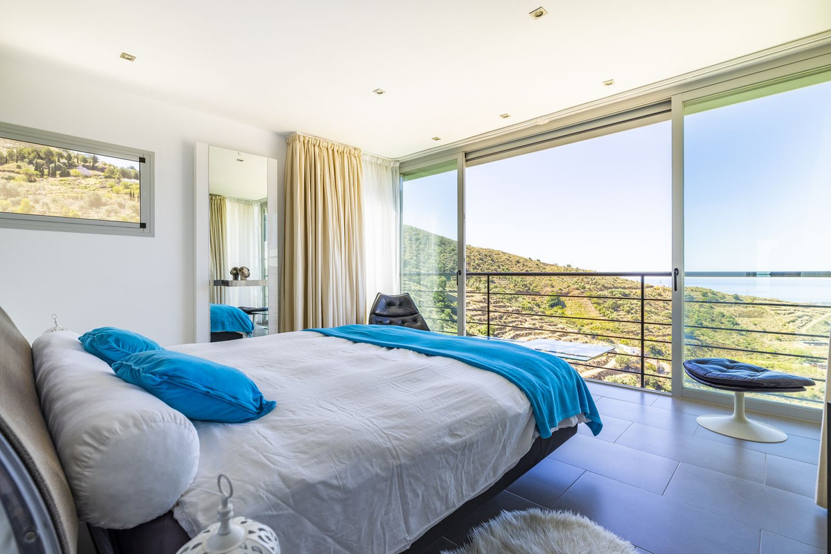 4 Bed Townhouse for sale in Sayalonga Costa Del Sol East, Málaga, Spain