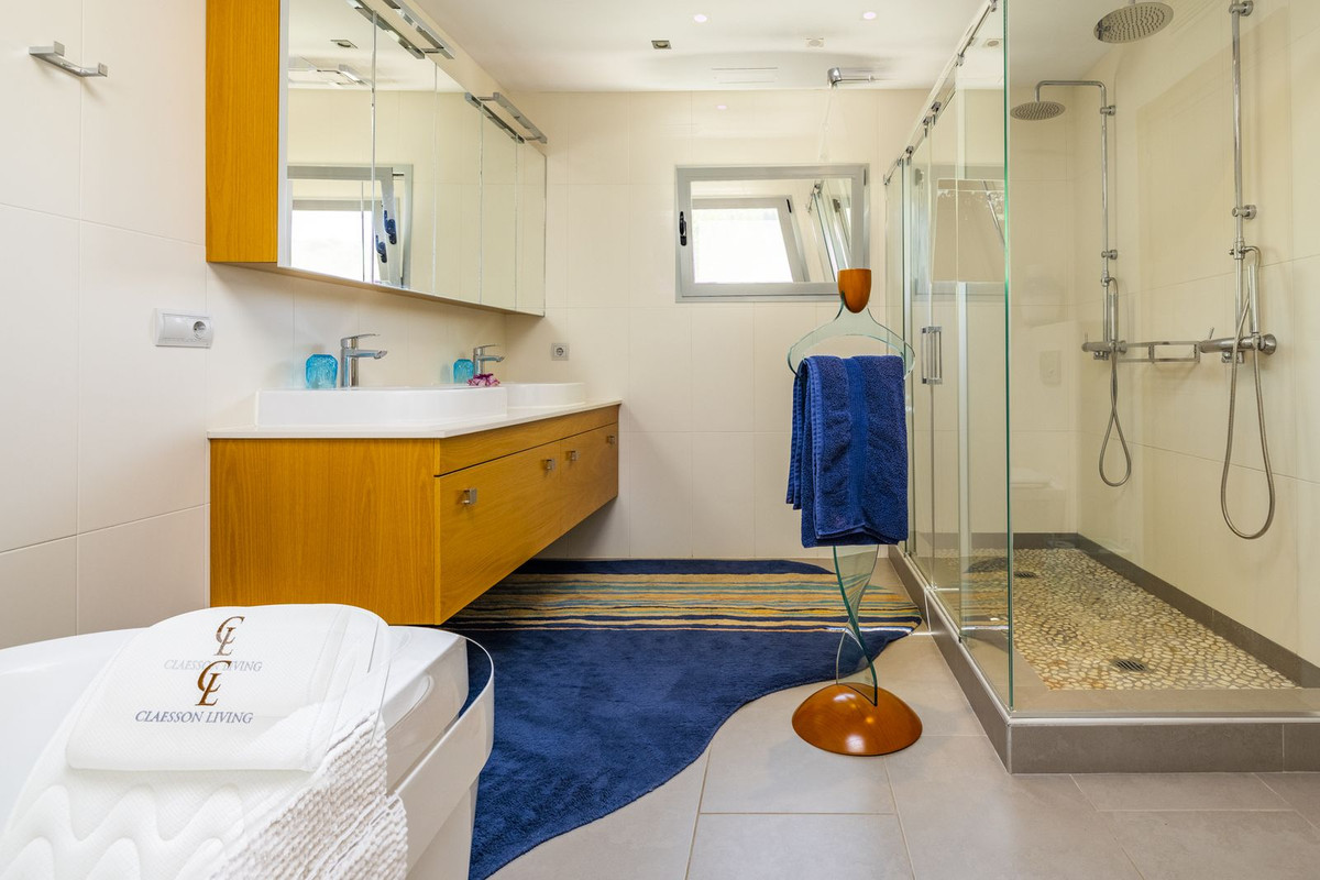 4 Bed Townhouse for sale in Sayalonga Costa Del Sol East, Málaga, Spain