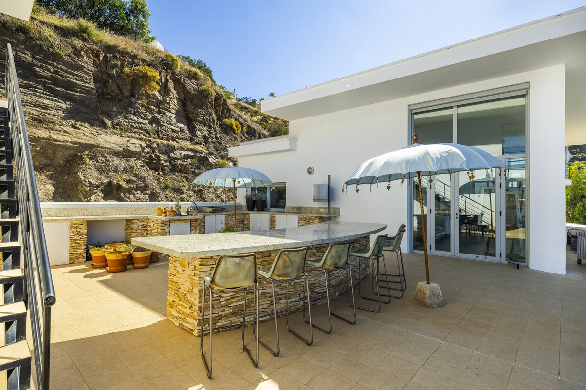 4 Bed Townhouse for sale in Sayalonga Costa Del Sol East, Málaga, Spain