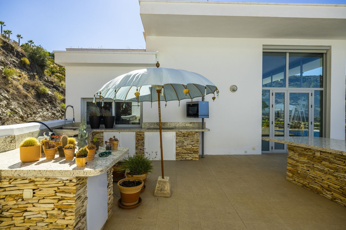 4 Bed Townhouse for sale in Sayalonga Costa Del Sol East, Málaga, Spain