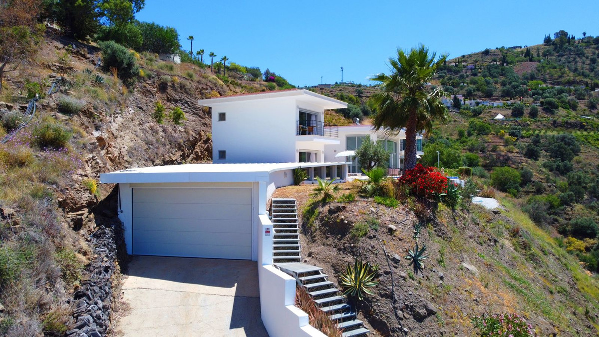 4 Bed Townhouse for sale in Sayalonga Costa Del Sol East, Málaga, Spain
