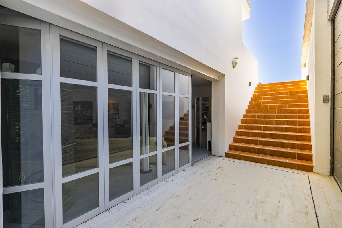 4 Bed Townhouse for sale in Sayalonga Costa Del Sol East, Málaga, Spain