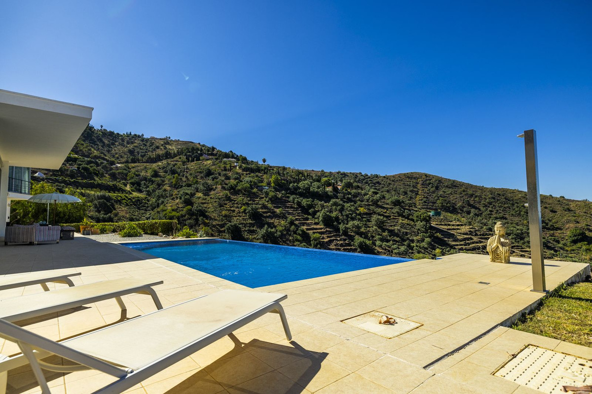 4 Bed Townhouse for sale in Sayalonga Costa Del Sol East, Málaga, Spain