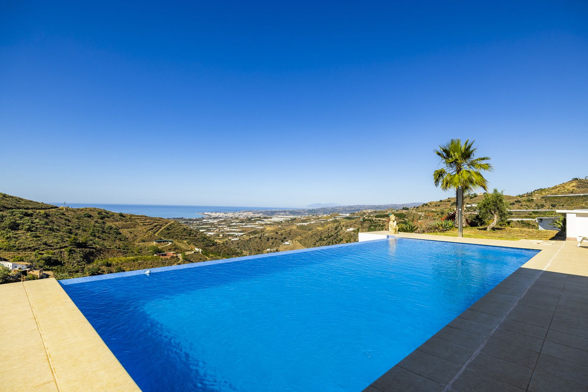 4 Bed Townhouse for sale in Sayalonga Costa Del Sol East, Málaga, Spain