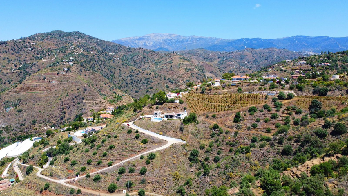4 Bed Townhouse for sale in Sayalonga Costa Del Sol East, Málaga, Spain
