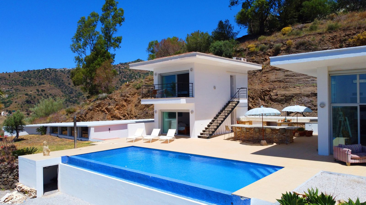 4 Bed Townhouse for sale in Sayalonga Costa Del Sol East, Málaga, Spain