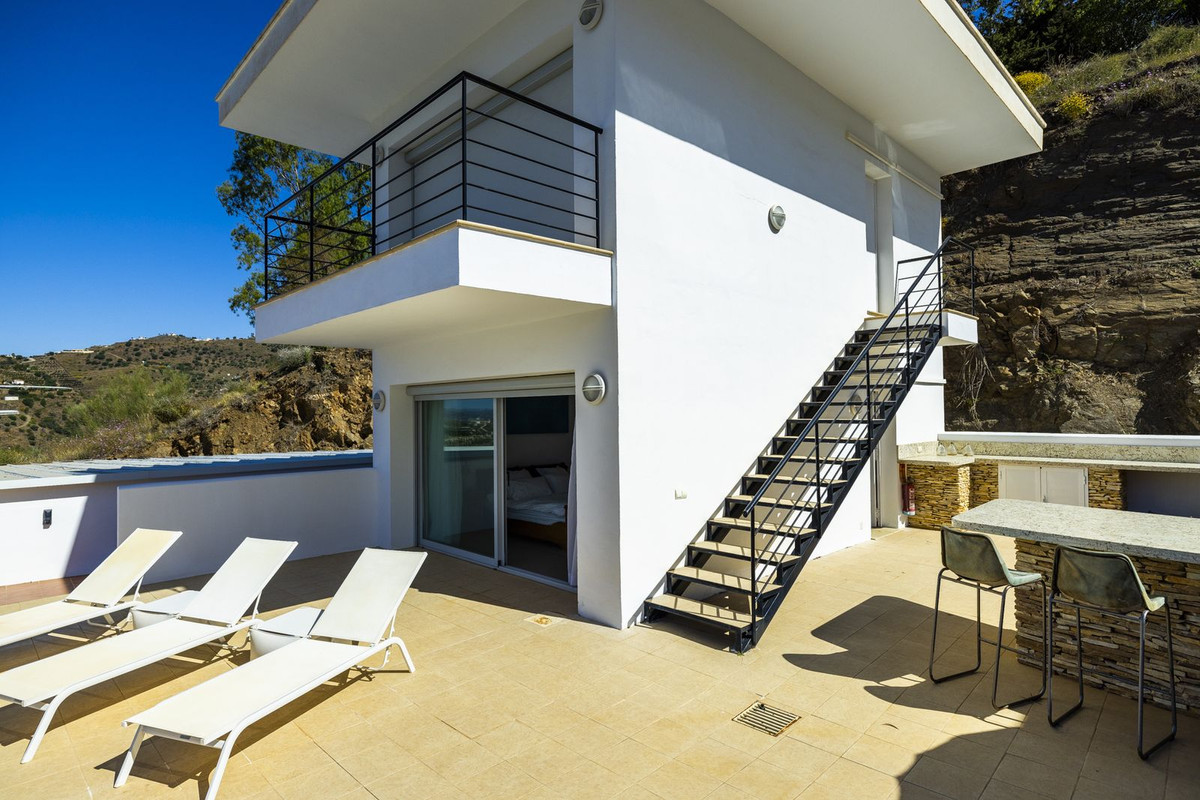 4 Bed Townhouse for sale in Sayalonga Costa Del Sol East, Málaga, Spain