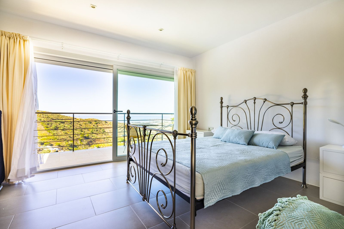 4 Bed Townhouse for sale in Sayalonga Costa Del Sol East, Málaga, Spain