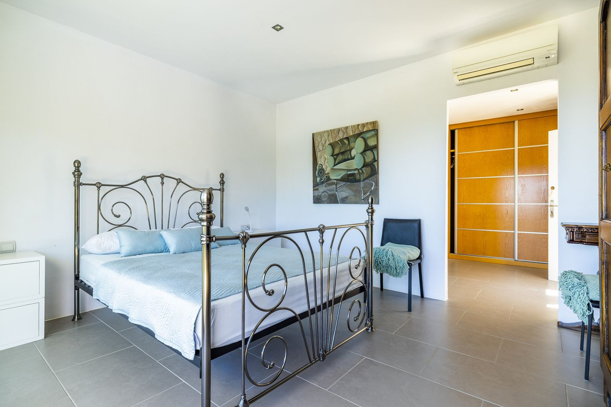 4 Bed Townhouse for sale in Sayalonga Costa Del Sol East, Málaga, Spain