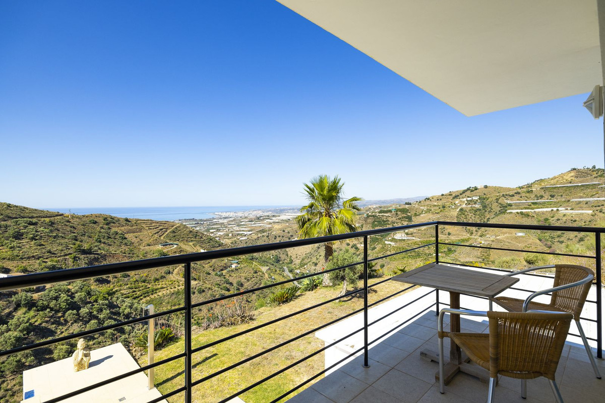4 Bed Townhouse for sale in Sayalonga Costa Del Sol East, Málaga, Spain