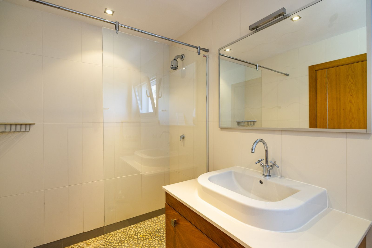 4 Bed Townhouse for sale in Sayalonga Costa Del Sol East, Málaga, Spain