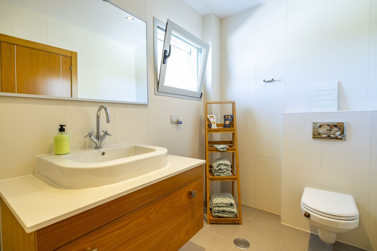 4 Bed Townhouse for sale in Sayalonga Costa Del Sol East, Málaga, Spain