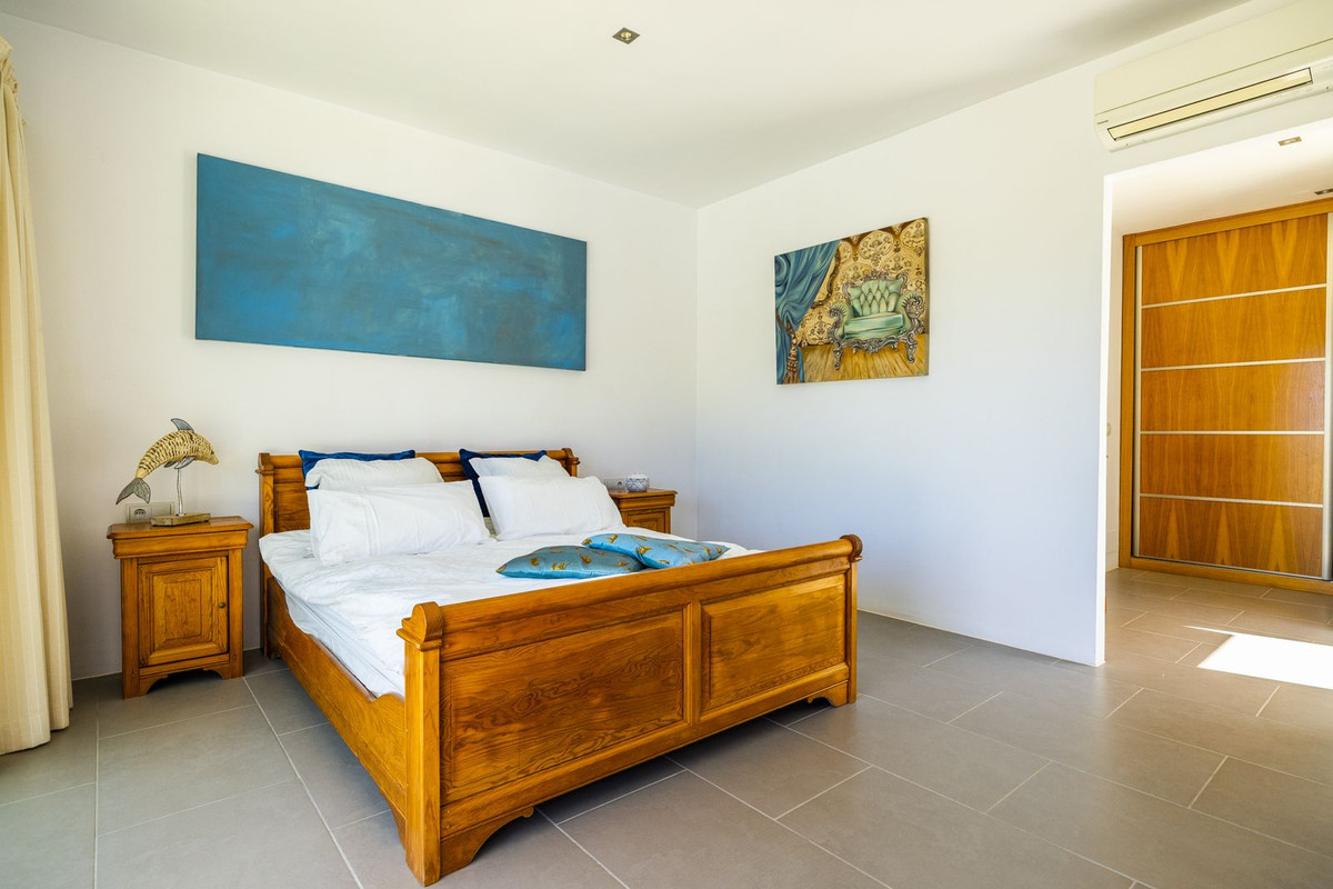 4 Bed Townhouse for sale in Sayalonga Costa Del Sol East, Málaga, Spain