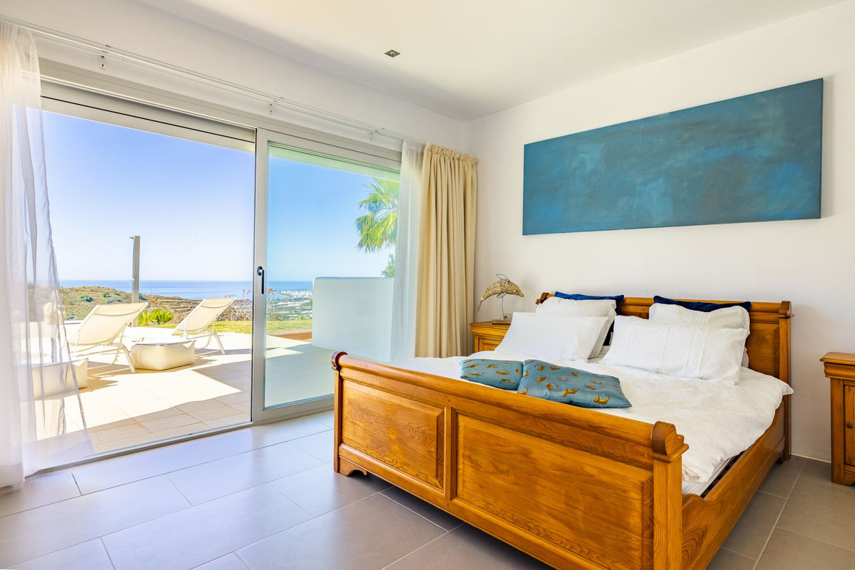 4 Bed Townhouse for sale in Sayalonga Costa Del Sol East, Málaga, Spain