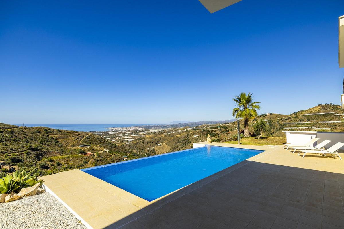 4 Bed Townhouse for sale in Sayalonga Costa Del Sol East, Málaga, Spain