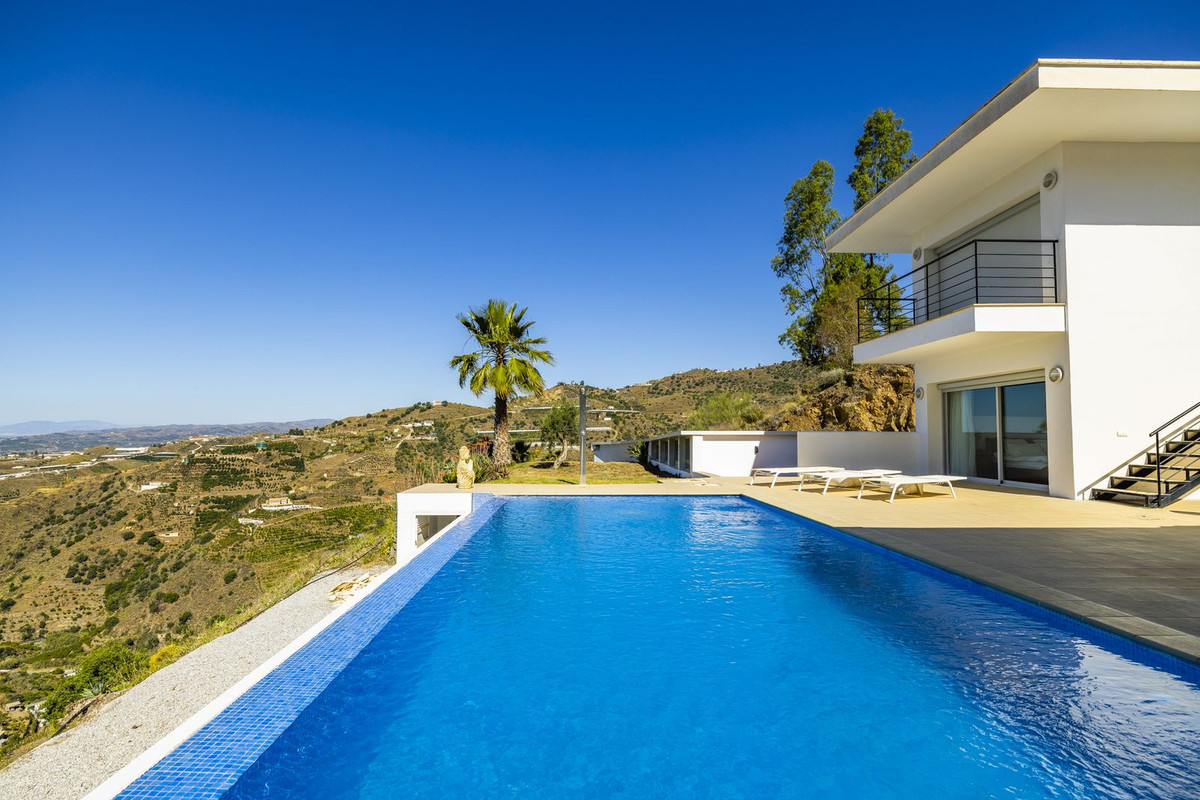 4 Bed Townhouse for sale in Sayalonga Costa Del Sol East, Málaga, Spain