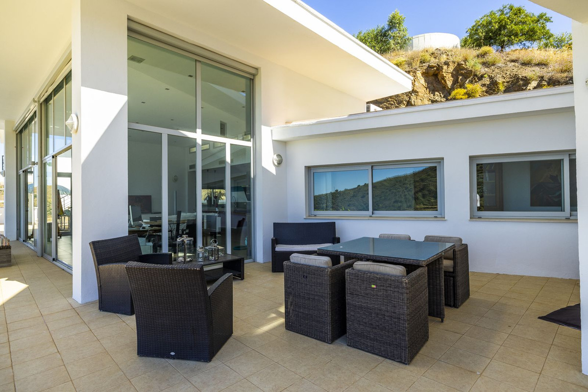 4 Bed Townhouse for sale in Sayalonga Costa Del Sol East, Málaga, Spain