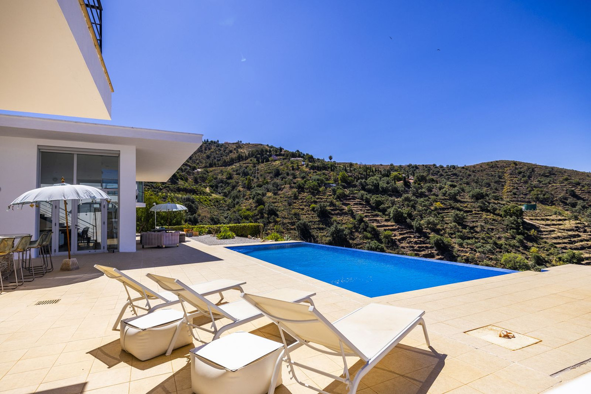 4 Bed Townhouse for sale in Sayalonga Costa Del Sol East, Málaga, Spain