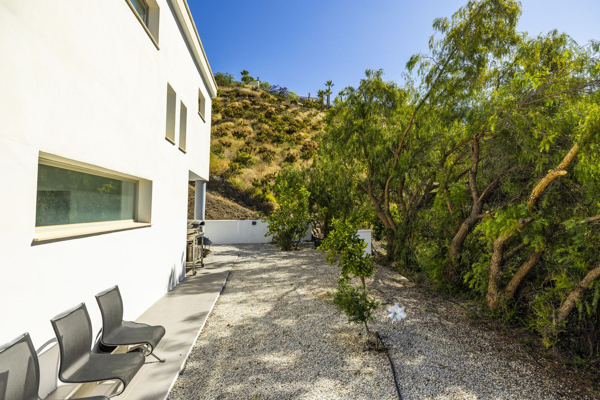4 Bed Townhouse for sale in Sayalonga Costa Del Sol East, Málaga, Spain