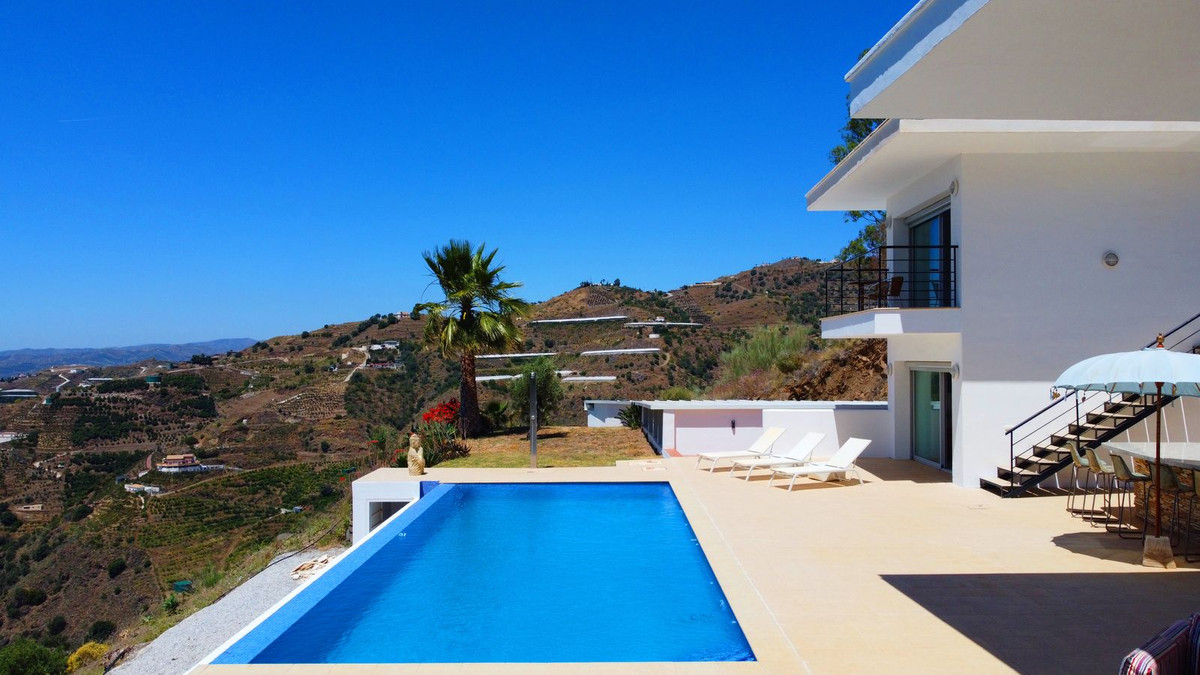 4 Bed Townhouse for sale in Sayalonga Costa Del Sol East, Málaga, Spain