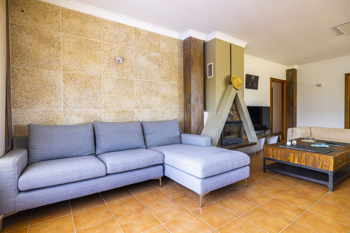 4 Bed Townhouse for sale in Sayalonga Costa Del Sol East, Málaga, Spain