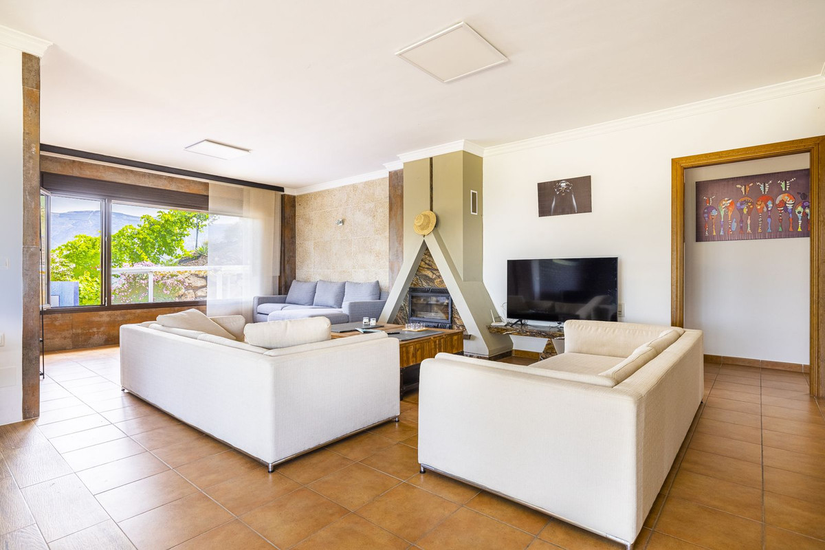 4 Bed Townhouse for sale in Sayalonga Costa Del Sol East, Málaga, Spain