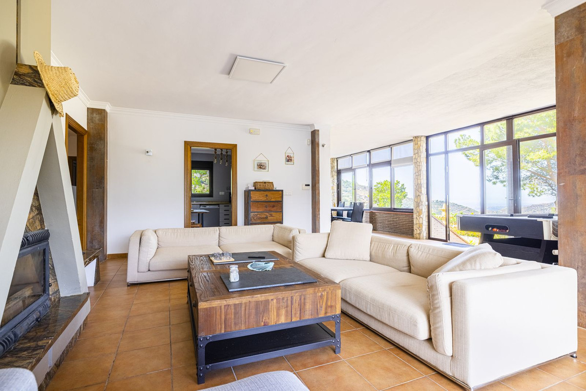 4 Bed Townhouse for sale in Sayalonga Costa Del Sol East, Málaga, Spain
