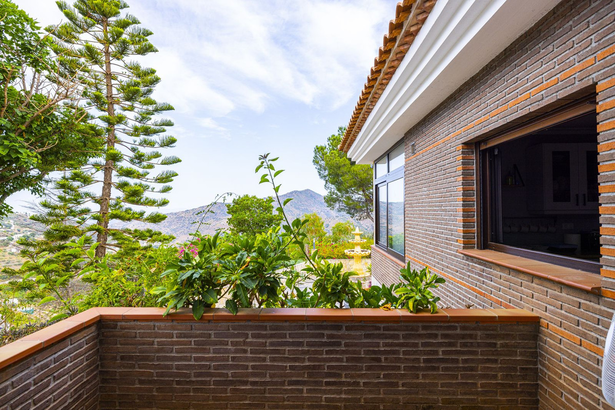 4 Bed Townhouse for sale in Sayalonga Costa Del Sol East, Málaga, Spain