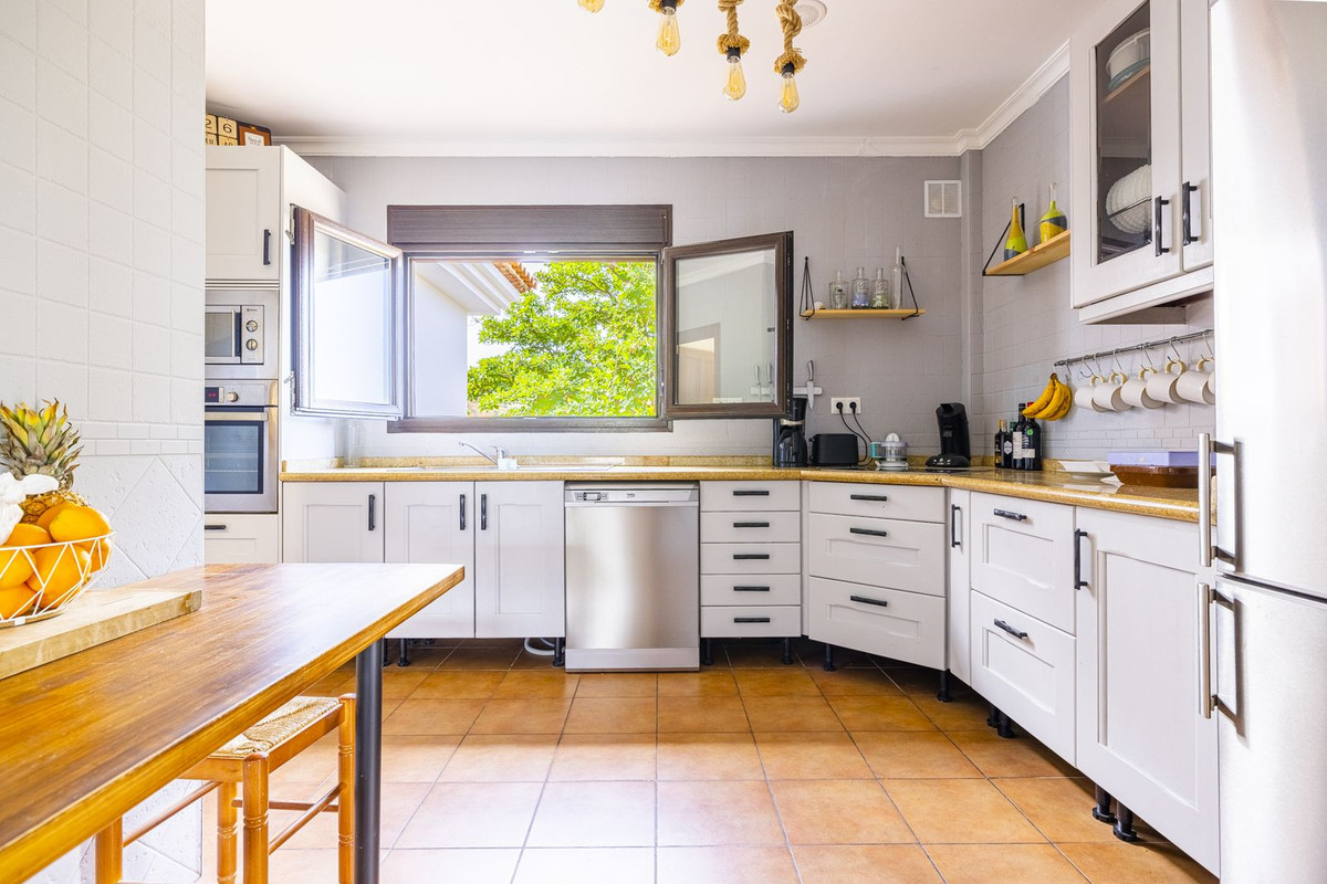 4 Bed Townhouse for sale in Sayalonga Costa Del Sol East, Málaga, Spain