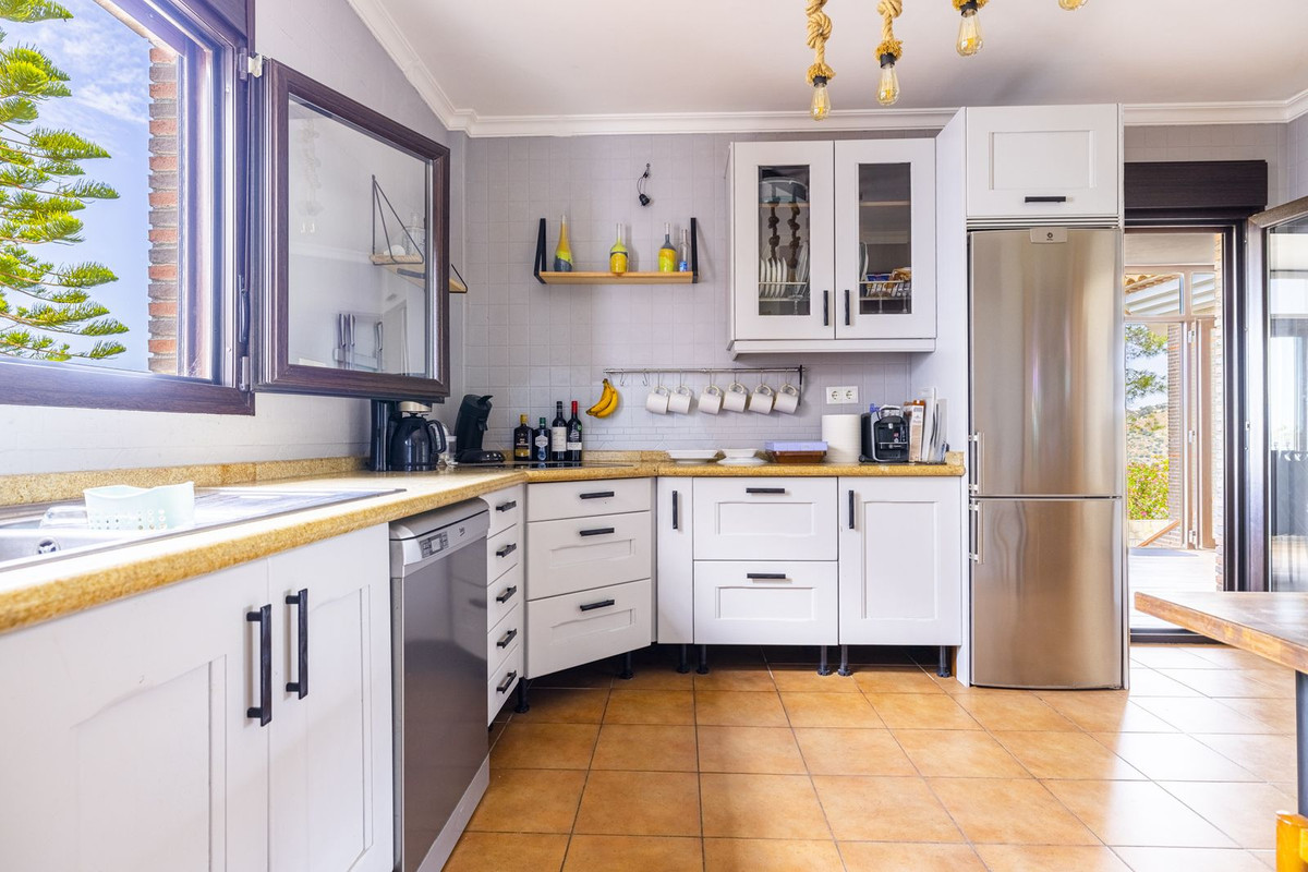 4 Bed Townhouse for sale in Sayalonga Costa Del Sol East, Málaga, Spain