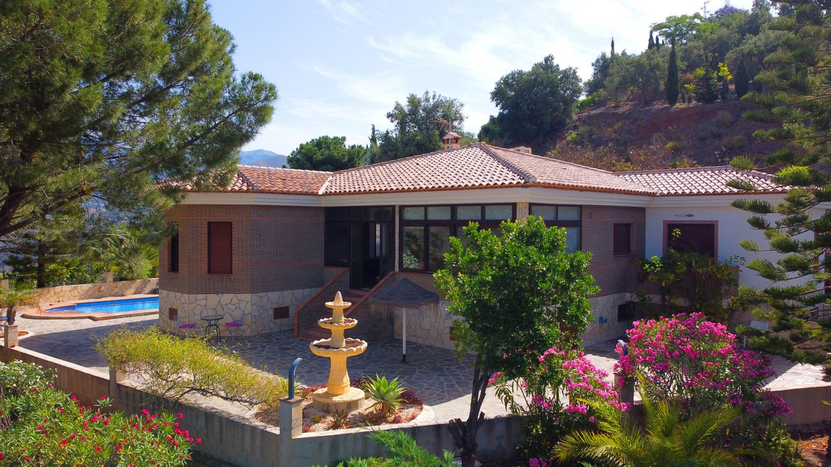 4 Bed Townhouse for sale in Sayalonga Costa Del Sol East, Málaga, Spain