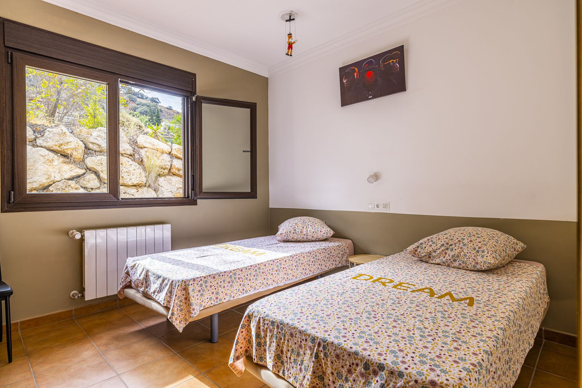 4 Bed Townhouse for sale in Sayalonga Costa Del Sol East, Málaga, Spain