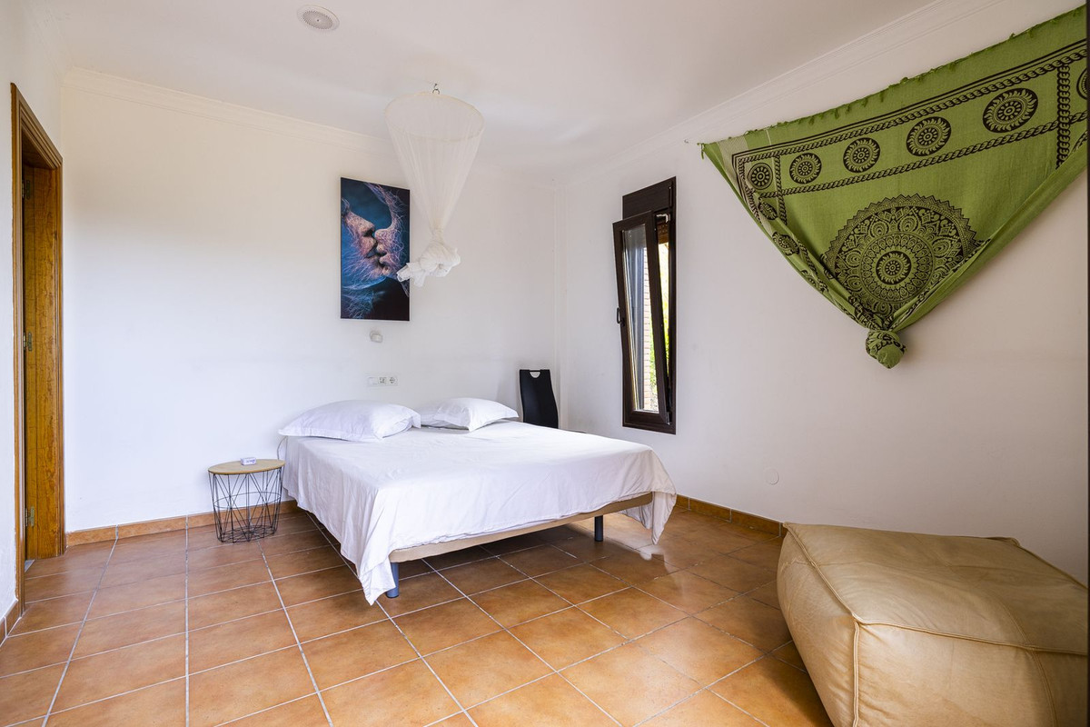 4 Bed Townhouse for sale in Sayalonga Costa Del Sol East, Málaga, Spain