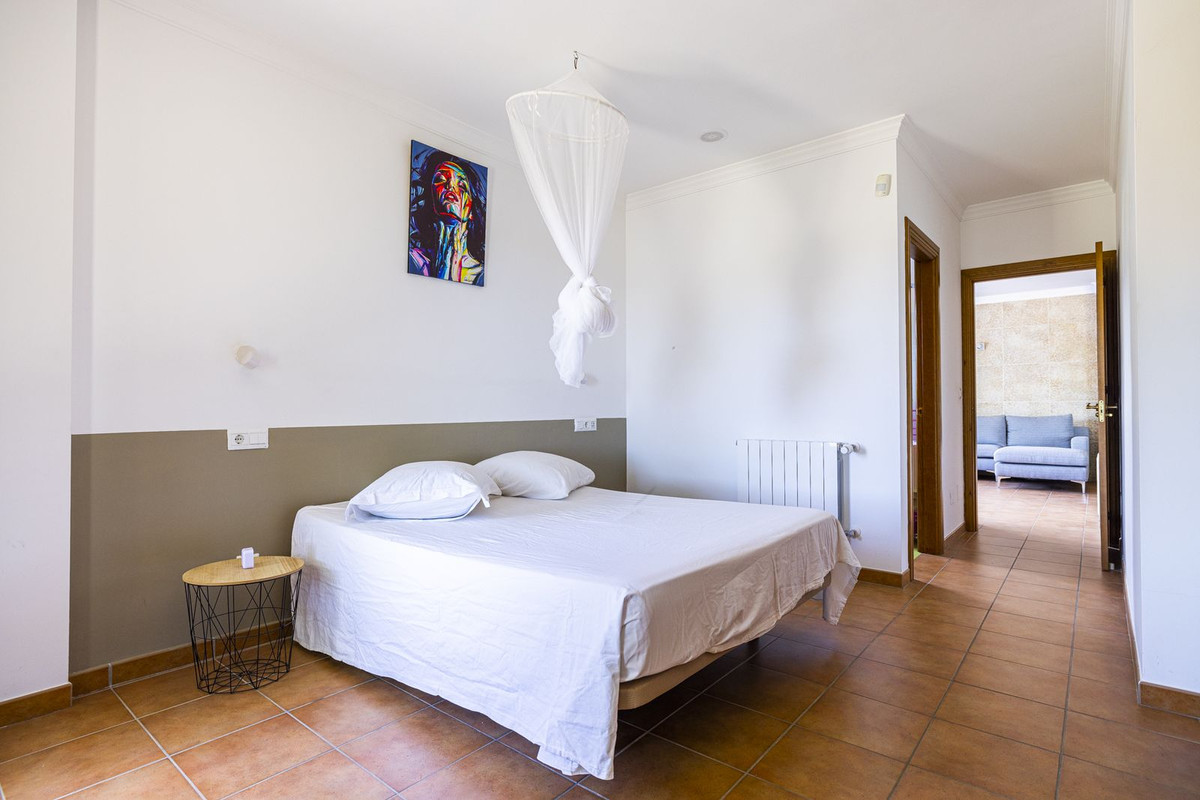 4 Bed Townhouse for sale in Sayalonga Costa Del Sol East, Málaga, Spain