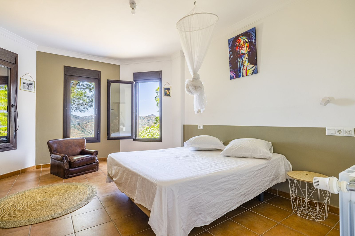 4 Bed Townhouse for sale in Sayalonga Costa Del Sol East, Málaga, Spain