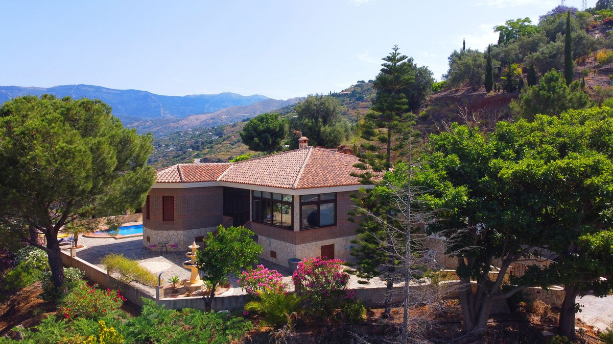 4 Bed Townhouse for sale in Sayalonga Costa Del Sol East, Málaga, Spain