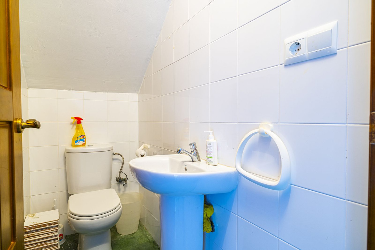 4 Bed Townhouse for sale in Sayalonga Costa Del Sol East, Málaga, Spain