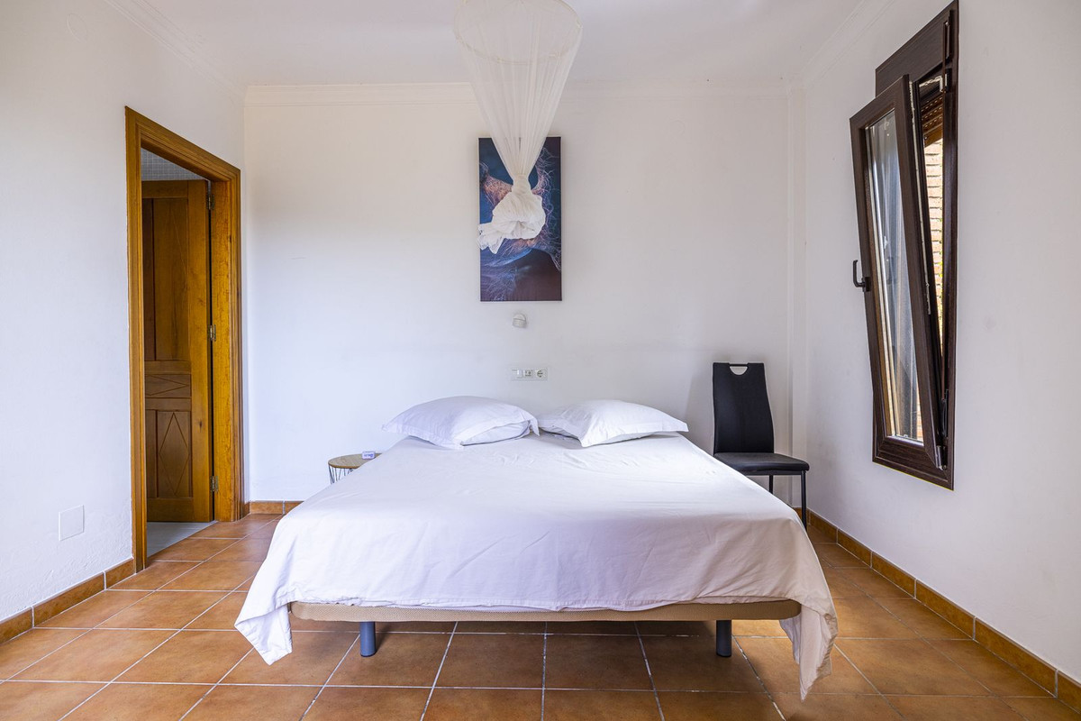 4 Bed Townhouse for sale in Sayalonga Costa Del Sol East, Málaga, Spain