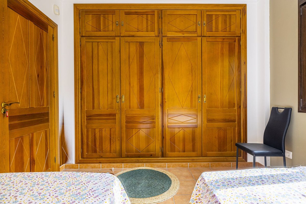 4 Bed Townhouse for sale in Sayalonga Costa Del Sol East, Málaga, Spain